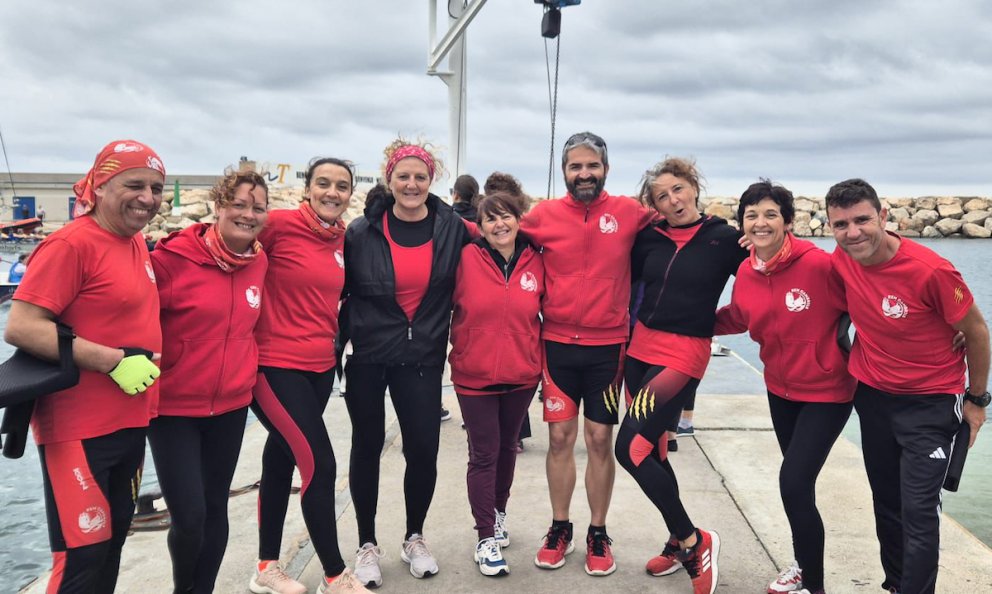 Un equip de l'àrea lúdica del Club Rem Cambrils obté la segona posició a la regata Sant Jordi de Llagut de Tarragona