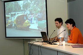 Dolors Sentís i Andreu Olesti mostren les fotografies del seu viatge a l'Havana en bici