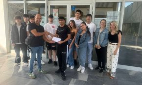 L'alumnat del PTT de Vendes lliura 450 euros a la campanya «Cambrils pels valents»