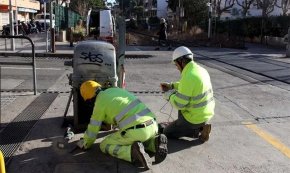 Tècnics d'Adif comencen a retirar els elements del pas a nivell del carrer de Barcelona de Salou