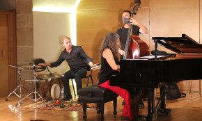 El jazz omple la Cripta de la mà de l'Elisabet Raspall Trio