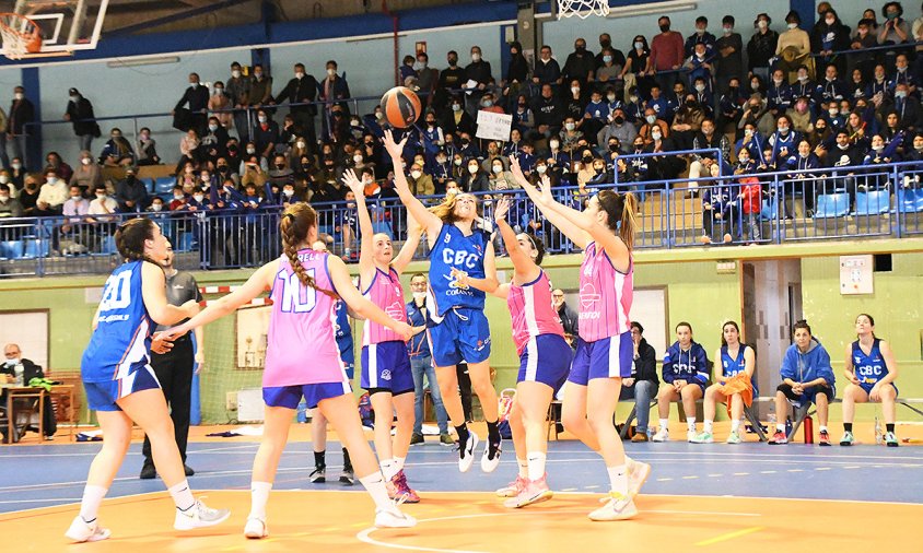 Molts aficionats van seguir el partit del CB Cambrils femení davant el CB Morell B, ahir al matí