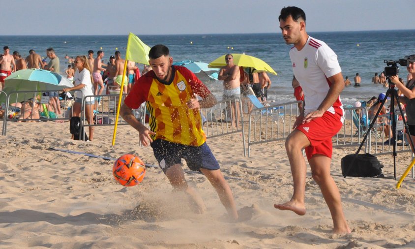 Jordi Velardiez, jugador del Marina Cambrils, en un moment del partit contra la selecció de Cantàbria