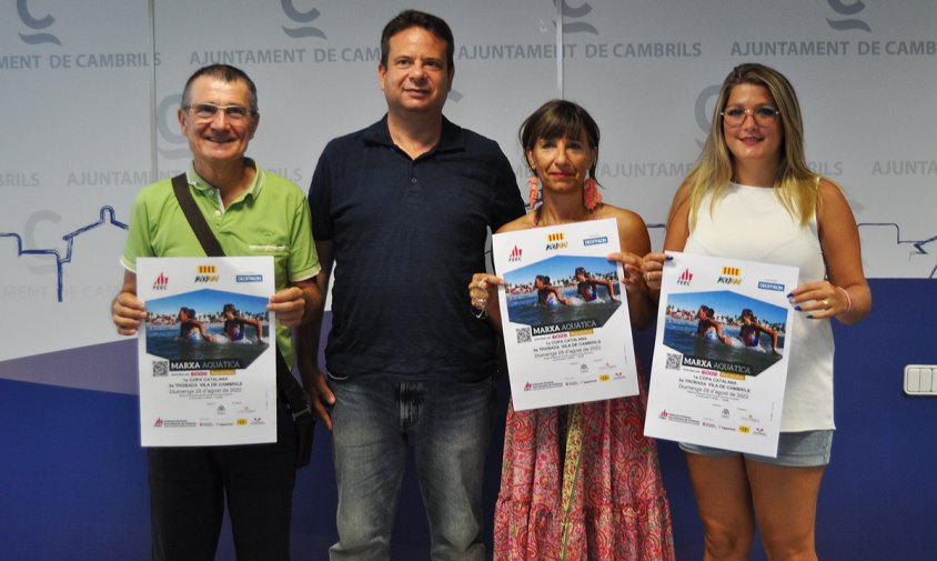 Salvador Matas, president del Centre Excursionista Cambrils; Oliver Klein, alcalde; Mercè Curto, secretària del Centre Excursionista Cambrils i Natalia Pleguezuelos, regidora d'Esports, avui, a la presentació de la prova