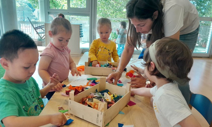 L'artista Courtandshout treballant amb els nens i nenes de la llar d’infants Maria Dolors Medina