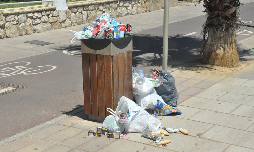 Imatge d'arxiu d'una paperera desbordada, al passeig de Ponent