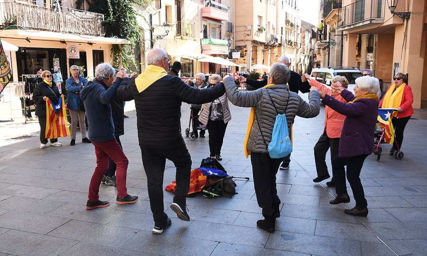 La concentració d'ahir es va encetar amb la ballada d'una sardana