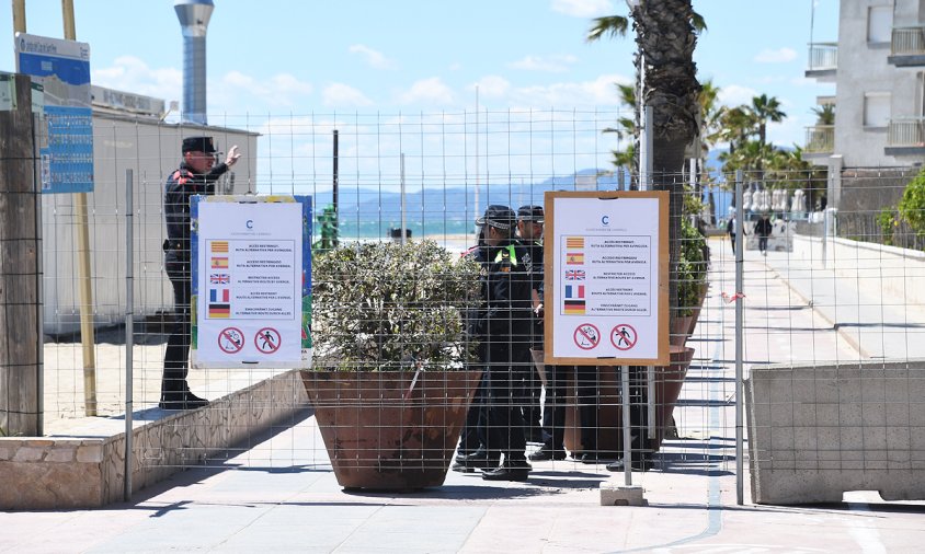 Tanca col·locada al passeig litoral de Sant Pere, aquest passat dijous, per tal d'impedir la instal·lació dels venedors del top manta