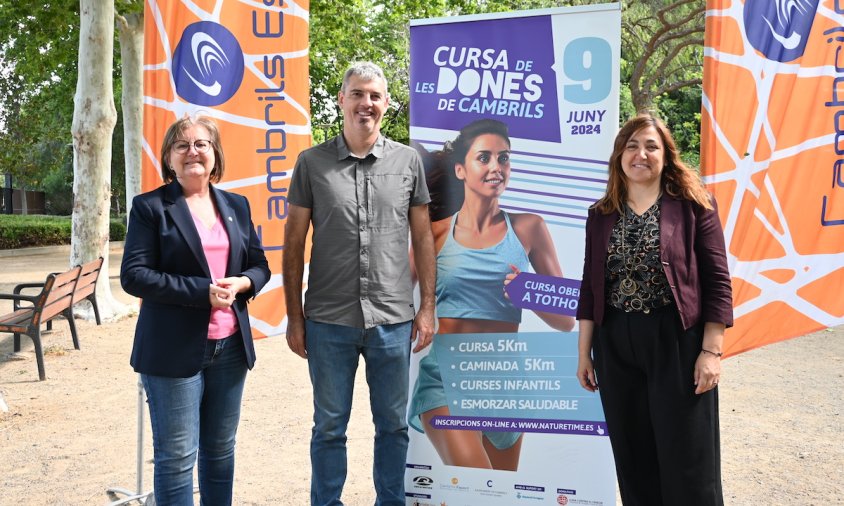 Un moment de la roda de premsa de presentació de la cursa, ahir al matí al parc del Pescador. D'esquerra a dreta: Camí Mendoza, Joan Carbonell i Gemma Balanyà