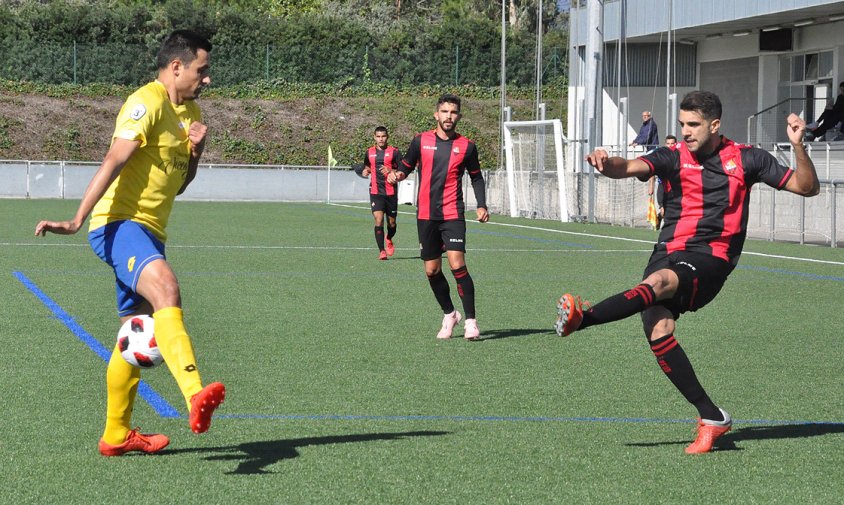 Un moment del partit entre el Reus B Cambrils i la UE Castelldefels disputat ahir al migdia