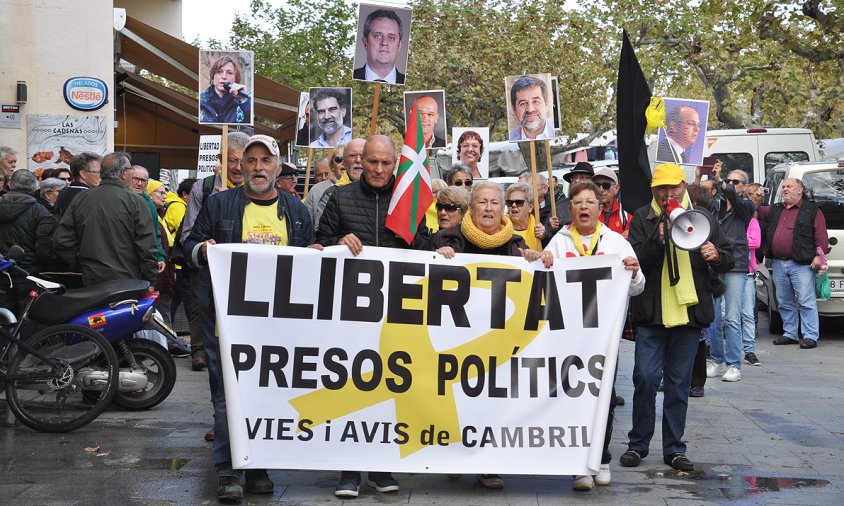 La manifestació dels Avis i Àvies, ahir, al pas pel passeig d'Albert