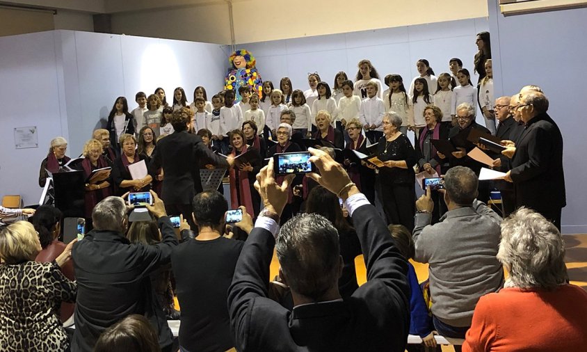 Imatge del concert de Les veus del “Cor Infantil Guillem Fortuny” de l’escola Guillem Fortuny i el cor “Les veus del Casal”