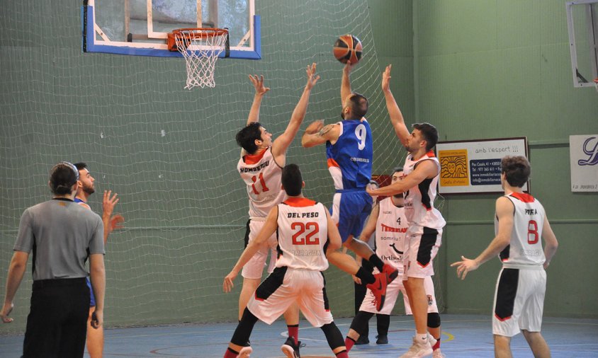 Un moment del partit que va enfrontar al CB Cambrils i al Bàsquet Teresianes, el passat diumenge al migdia