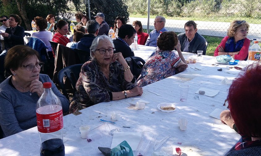 La calçotada veïnal es va organitzar el passat 24 de març a la seu de l'associació de veïns