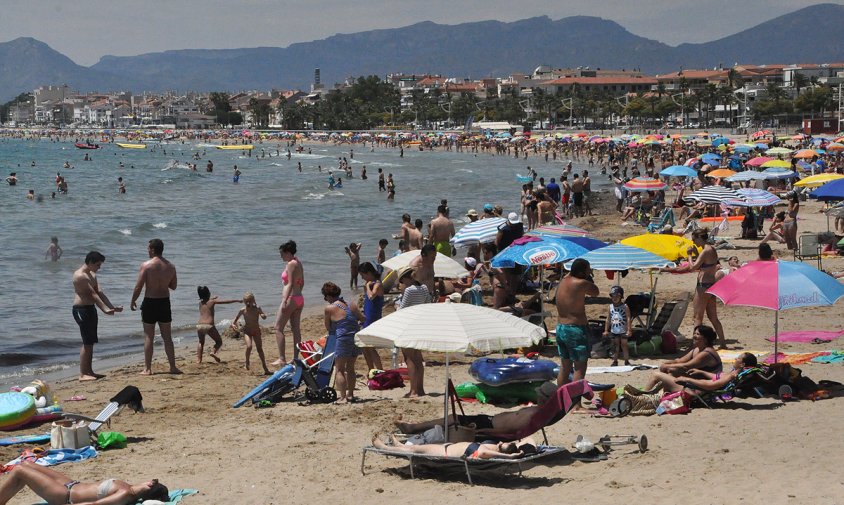 Imatge de la platja del Regueral o de Prat d'en Forés, a l'estiu