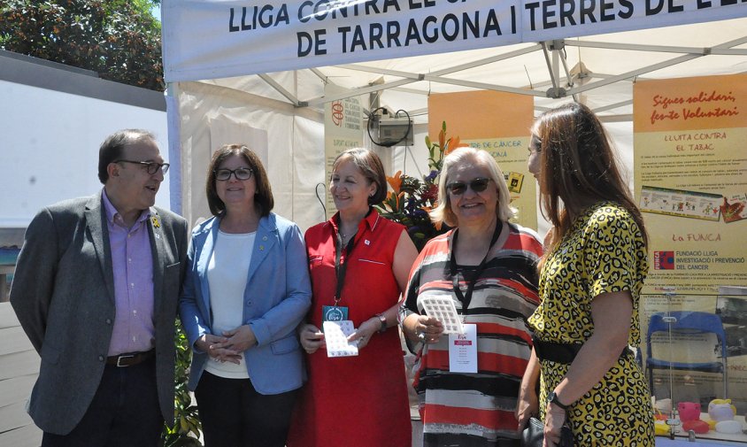 Representants de la delegació cambrilenca de la Lliga contra el Càncer, el passat divendres durant l'acte d'inauguració de la Fira, acompanyades de Camí Mendoza, Ana López i Carmel Mòdol