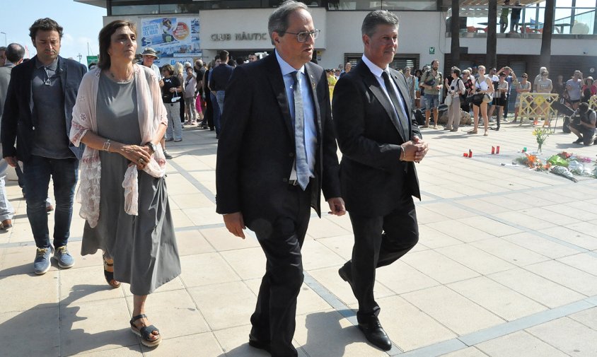 El president Quim Torra, acompanyat per l'alcalde en funcions, Lluís Abella, ahir al costat del mosaic del Memorial