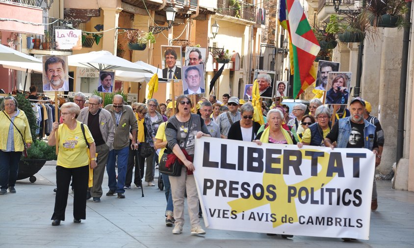 Els Avis i Àvies, ahir, a la plaça de la Vila