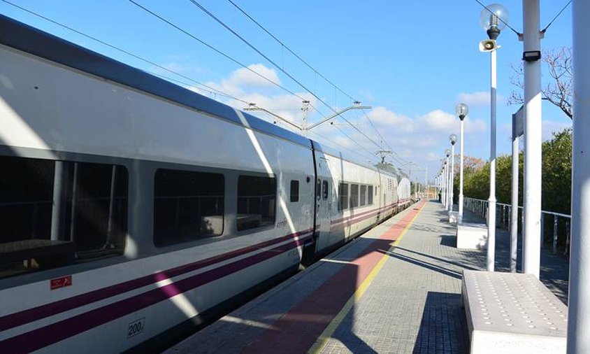 Imatge d'un tren passant pel baixador de Salou-PortAventura