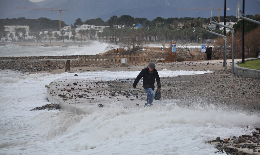 Les onades estan arribant amb força a tot el litoral cambrilenc. A la imatge, el passeig de les Palmeres ple de pedres, sorra i l'aigua del mar entrant