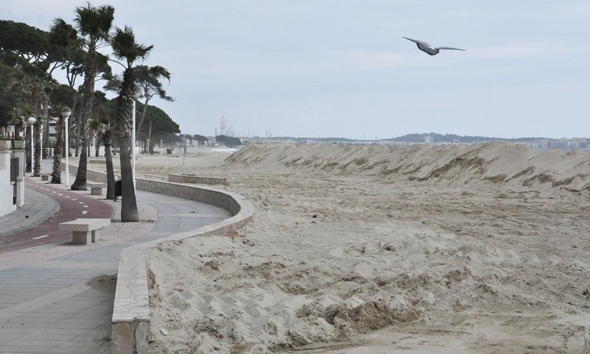 Muntanyes de sorra a la platja de l'Esquirol, a finals d'aquest passat mes de març