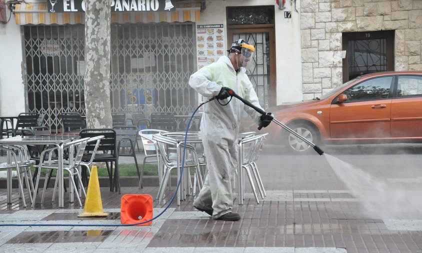 Tasques de desinfecció de carrers a Cambrils, a finals del passat mes de març