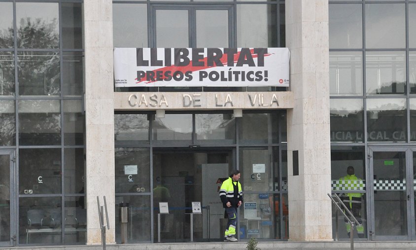 Imatge de la pancarta de presos polítics penjada a la balconada de la Casa de la Vila
