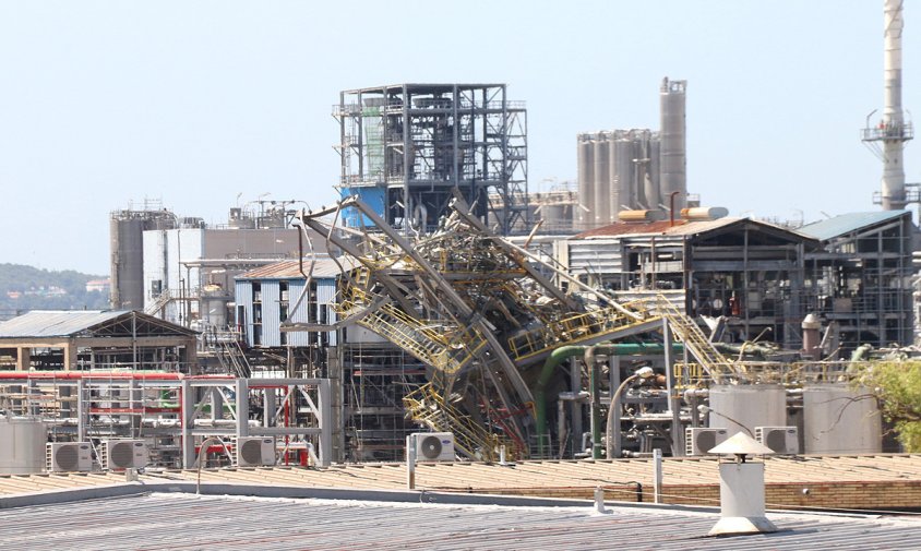 Imatge de la zona on va explotar un reactor a la planta de derivats d'òxid d'etilè a les instal·lacions de l'empresa IQOXE a La Canonja, sis mesos després del sinistre