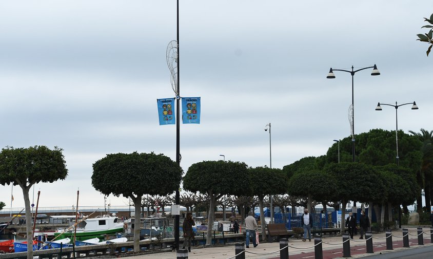 Els fanals de la façana del Port ja llueixen els guarniments de Nadal