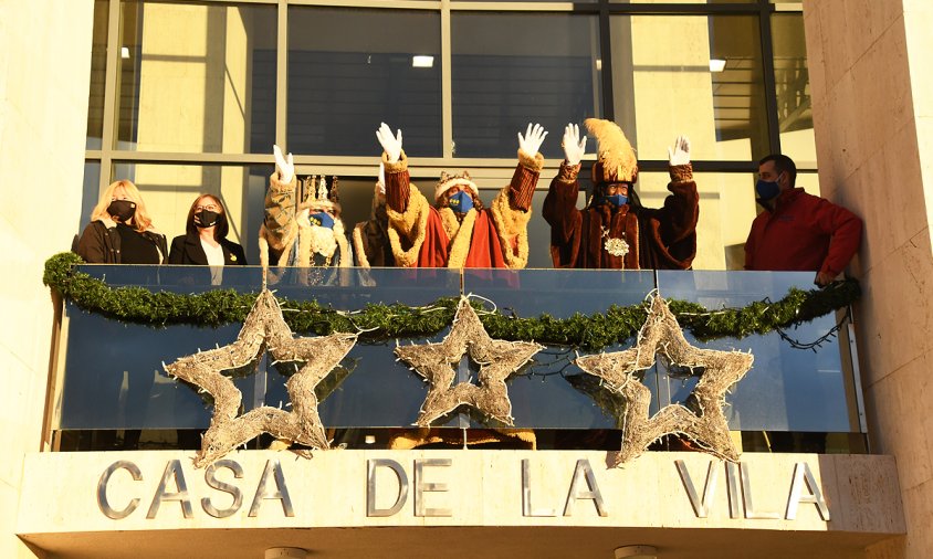 Els reis Mags, acompanyats de l'alcaldessa, la regidora de Cultura i Festes i el president de l'AAA la Salle, van sortir a saludar a la balconada de la Casa de la Vila