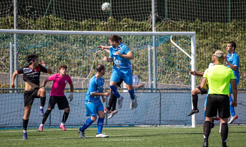 Un moment del partit entre el Cambrils Unió i la Floresta, disputat aquest passat dissabte