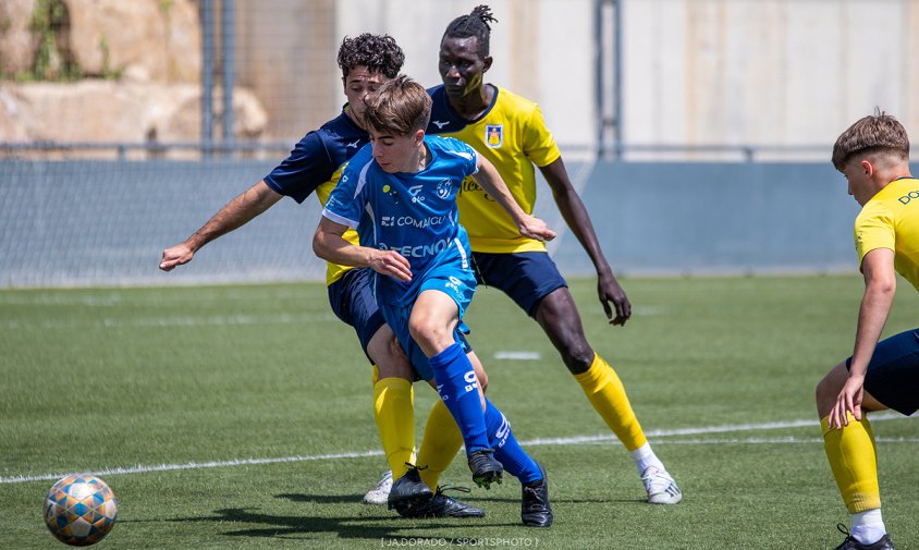 Un moment del partit entre l'equip juvenil del Cambrils Unió i el Castelldefels, ahir al migdia