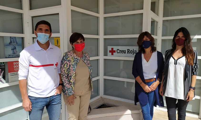 A l'esquerra, la presidenta de l’oficina local de Creu Roja a Mont-roig del Camp, María Pilar Poves Ruiz-Navarro i el referent de Creu Roja Mont-roig del Camp, Miguel Escobar; i la regidora de Benestar Social, Lupe Capella; amb la tècnica municipal