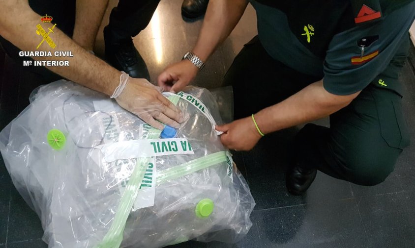 Detall d'una de les bosses de marihuana precintades localitzades en un vehicle que la Guàrdia Civil va interceptar a la sortida de l'AP-7 a Salou