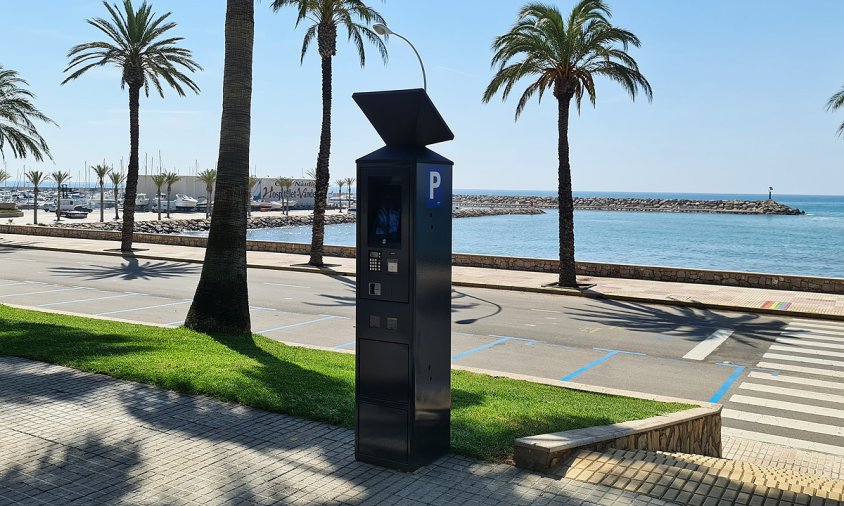 Un dels parquímetres que s'han instal·lat a la via pública