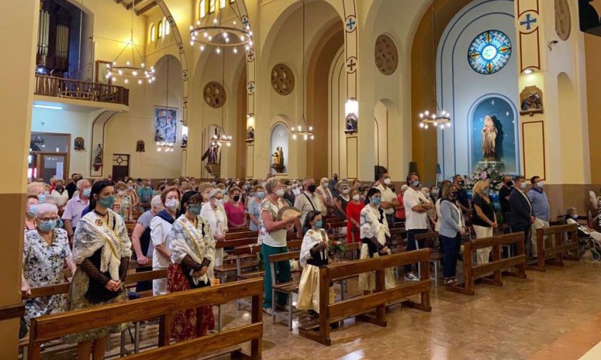 Imatge de la missa en honor a la Mare de Déu del Carme, ahir a la tarda, a l'església parroquial de Sant Pere