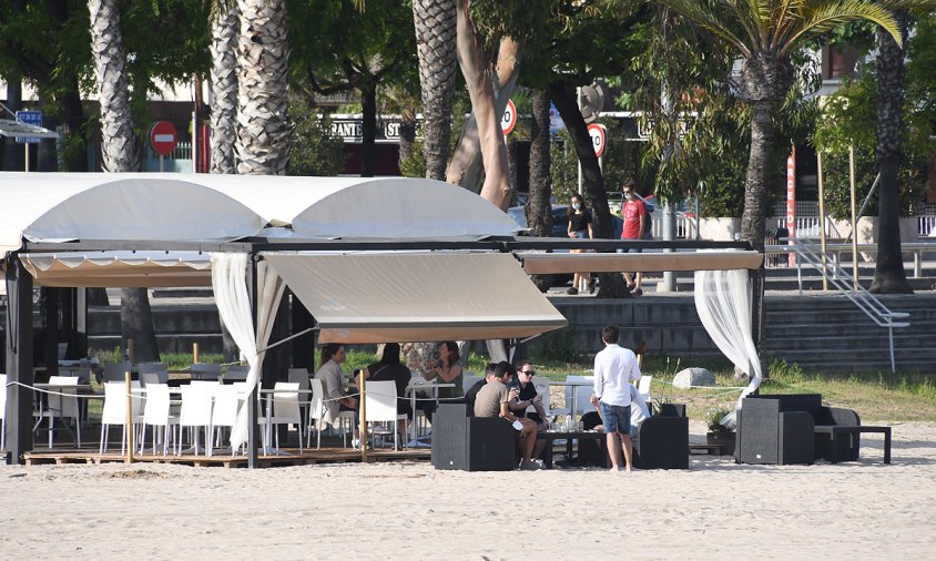 Imatge d'un xiringuito a la platja del Regueral