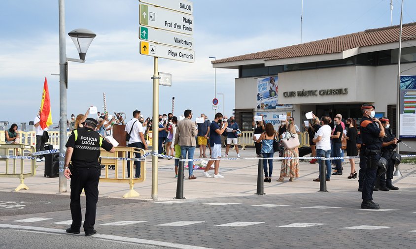 La concentració de Vox al memorial, ara fa un any, va estar custodiada per molts efectius policials