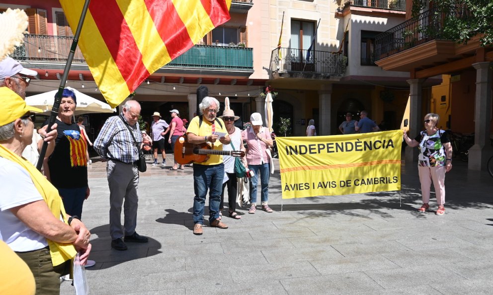 Àvies i Avis per la Independència: «Jo sento i penso en català, i voldries que en una estranya llengua m'expressés?»