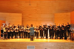 La Coral Verge del Camí actua a l'Auditori de Vila-seca en la celebració dels vint anys del cor Scherzo