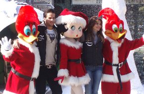 El tenista Feliciano López, acompanyat de la model Maria José Suárez, inauguren la temporada de Nadal a PortAventura