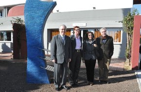 L'escultura dedicada als empresaris s'instal·la al jardí de l'Escola d'Hoteleria i Turisme