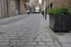 El paviment del carrer de Sant Plàcid es repararà de nou després de Setmana Santa