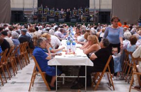 Més de 700 persones sapleguen al dinar de lHomenatge a la Vellesa