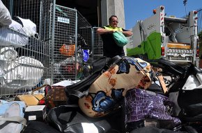 La Policia Local de Cambrils destrueix 736 objectes il·legals requisats als venedors ambulants