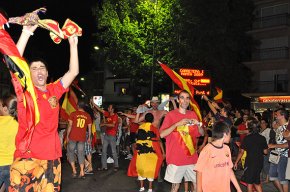 Centenars d'aficionats celebren el triomf de la selecció espanyola de futbol al Mundial