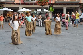 Els jocs tradicionals i les cucanyes omplen d'animació la plaça d'Espanya