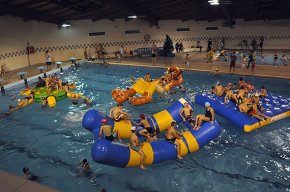 Més de 300 xiquets i xiquetes gaudeixen de la festa aquàtica AquaNadal a la piscina municipal 