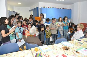 L'Agrupament Escolta Gent de Mar ofereix una cantada de nadales a la residència Baix Camp