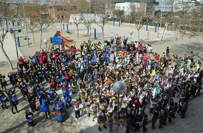 Els alumnes i treballadors de l'escola Marinada graven un lipdub amb la cançó "Més enllà" dels Lax'n'busto